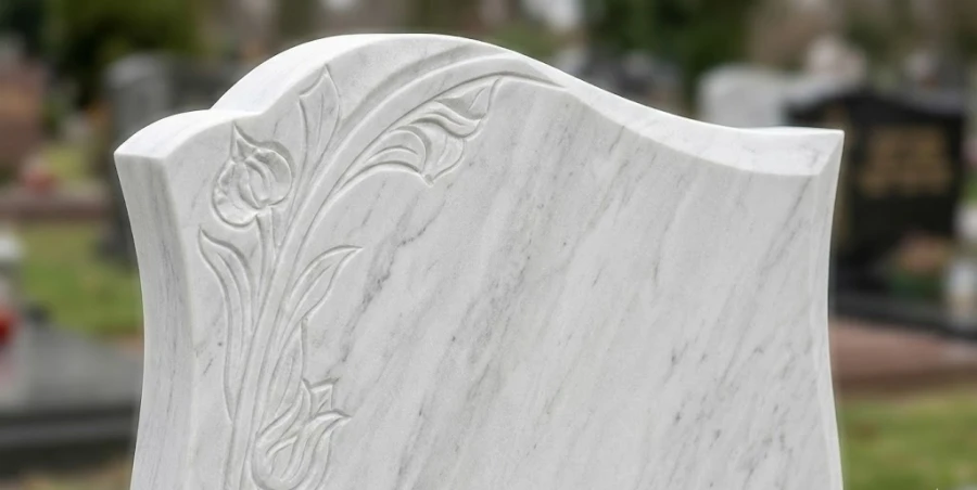 pamyatnik-iz-belogo-mramora-koelga